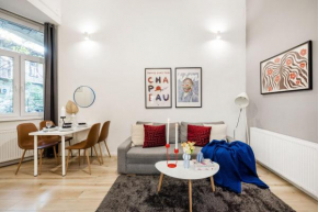 Walk to Opera & Basilica - Live Like a Local
